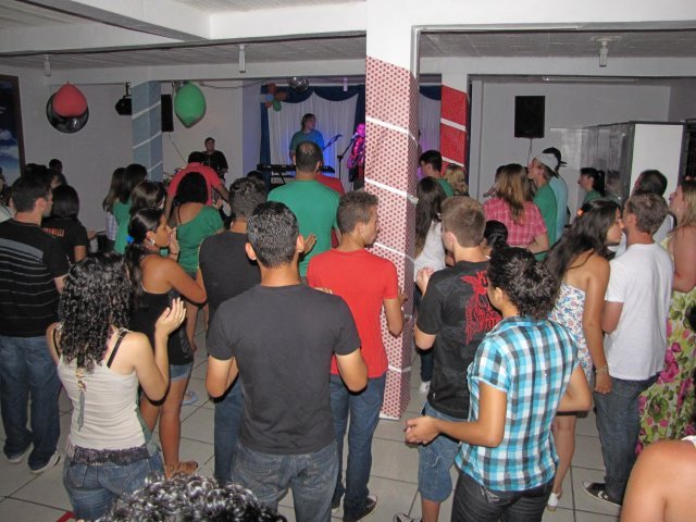 Culto Jovem na Comunidade Vila Popular